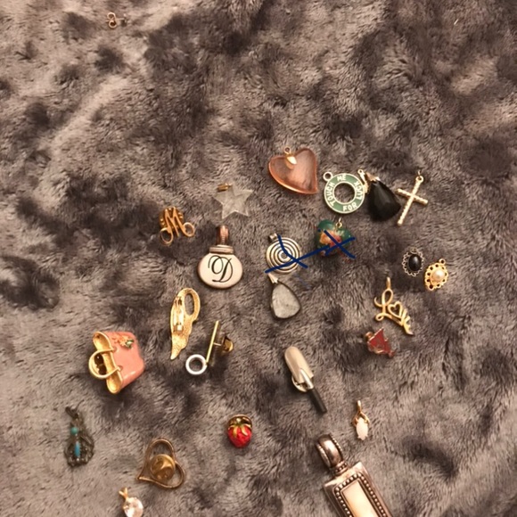 Earring - Picture 3 of 16